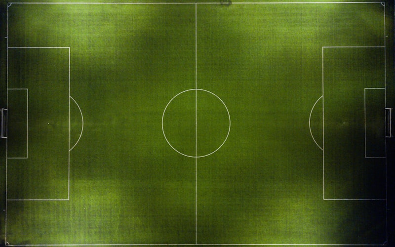 关于世界杯数据平台团队 - 一群数据分析师正在会议室讨论足球数据图表